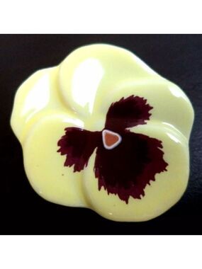 AVON FLOWER 1 5/8" BROOCH